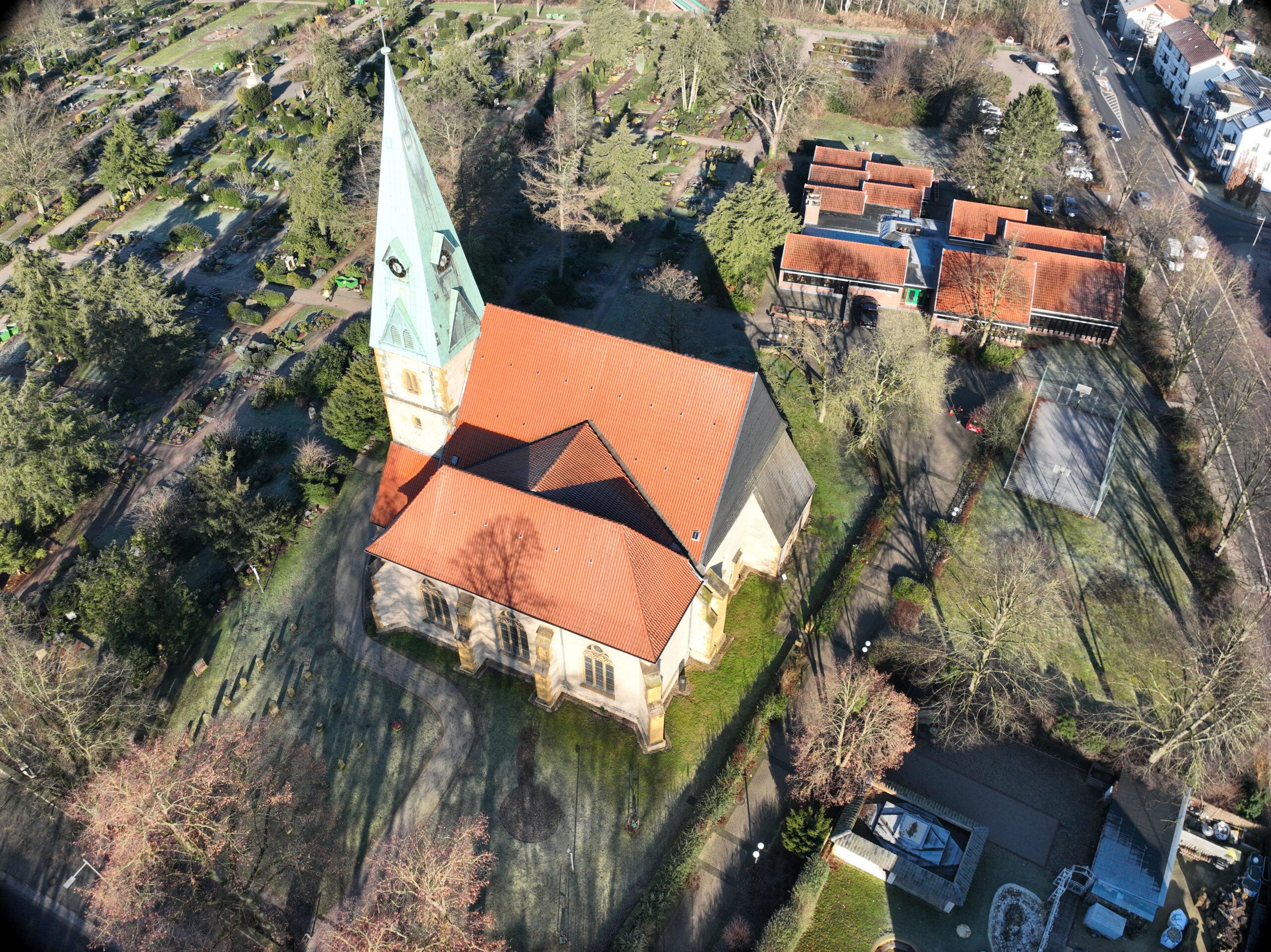 alt="Drohnen Dienstleistungen Süddeutschland – Gebäudeinspektion per Drohne"