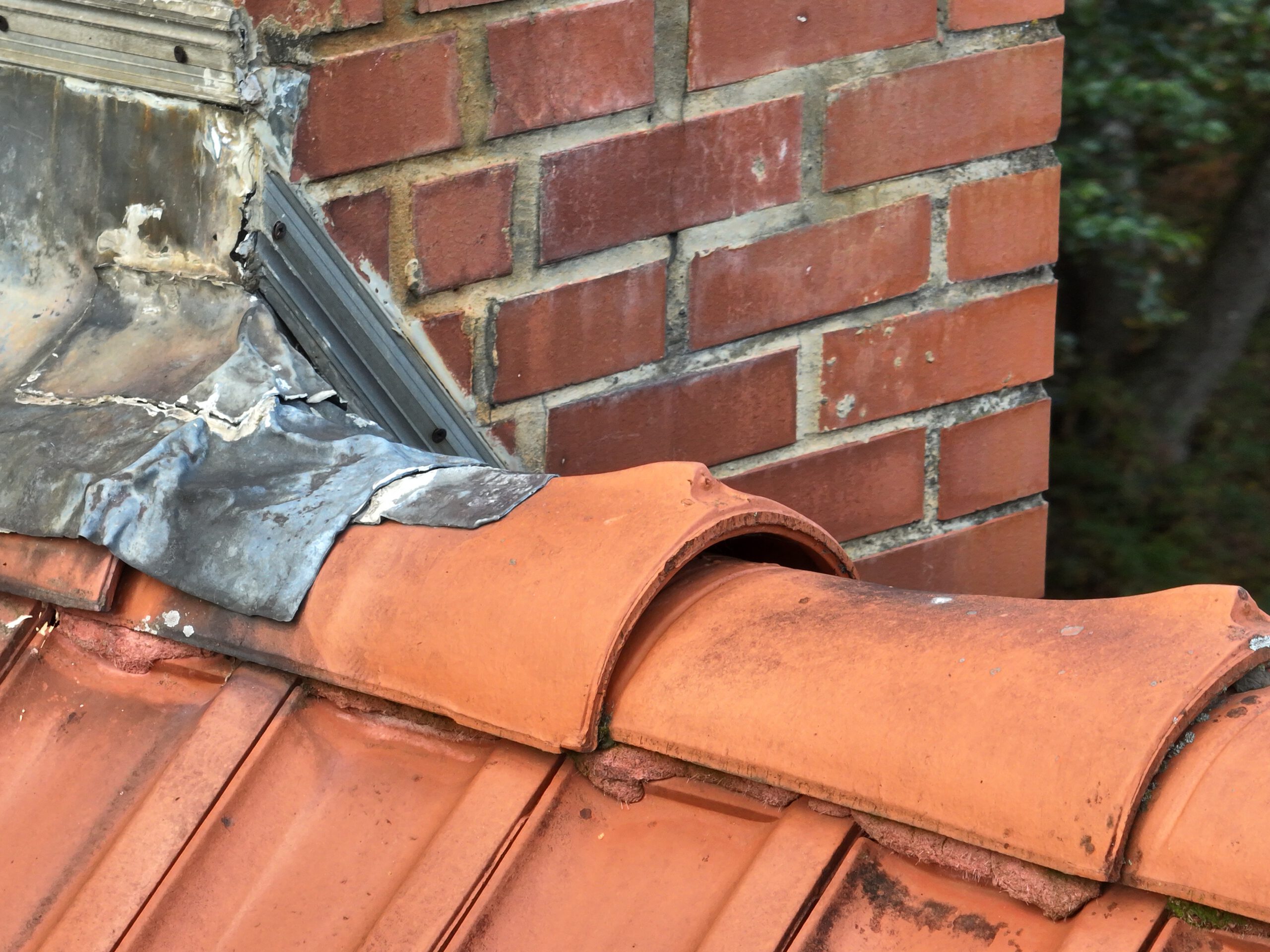 alt="Drohneninspektion eines Ziegeldachs mit hochauflösender Kamera"