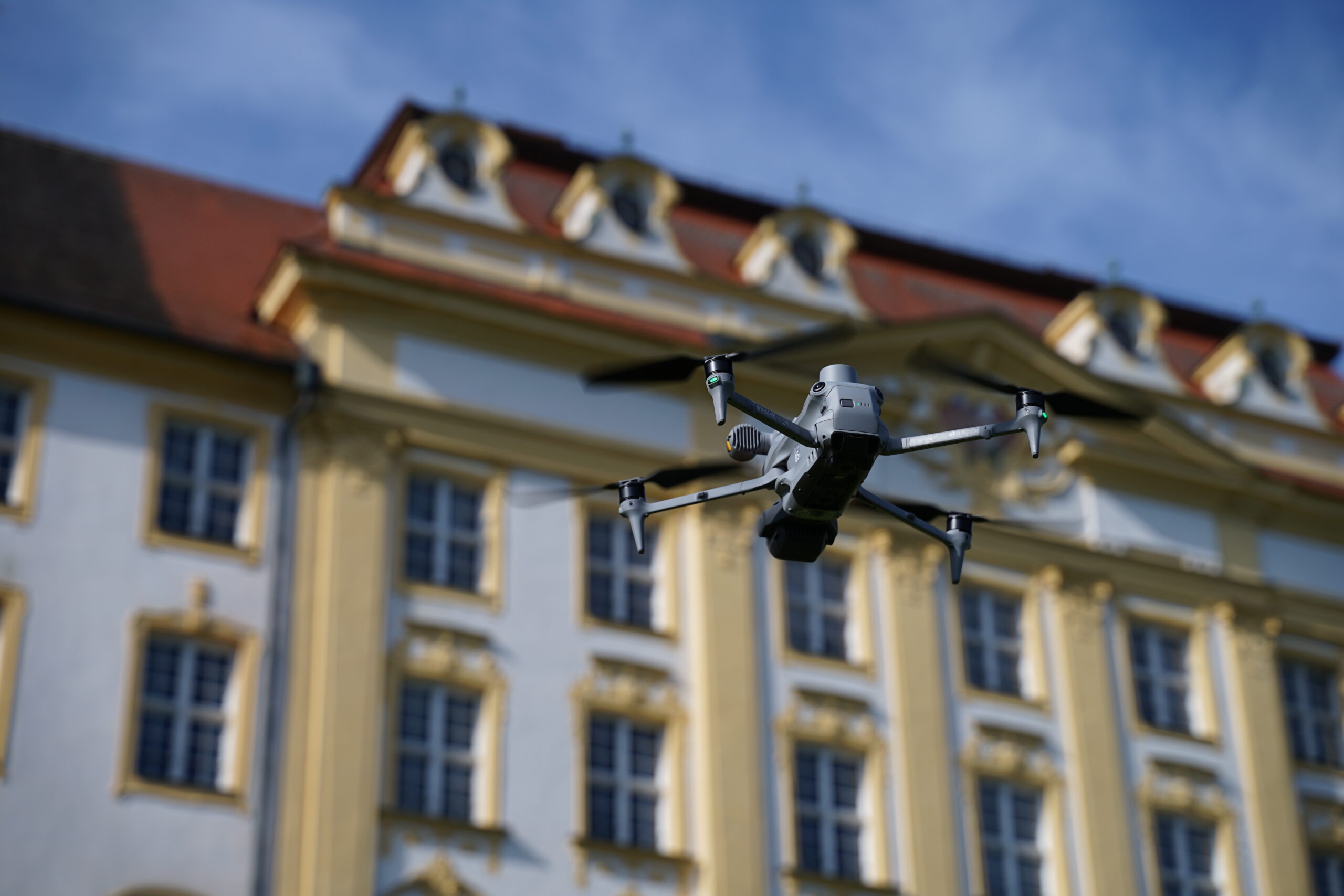 Drohne in Einsatz alt="Drohnenflug-Sued DJI Matrice T4 im Einsatz"